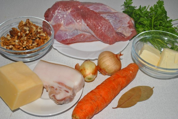 Ингредиенты для мясного рулета с сыром и зеленью